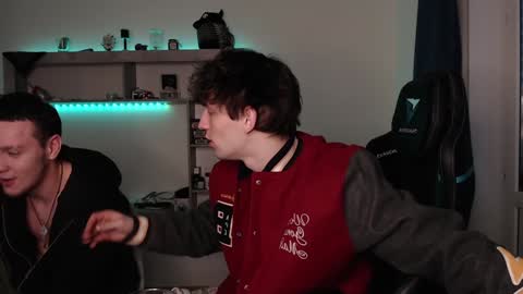 Snapshot of teddy_mode chatting on December 2024 06:53:02 AM Teddy online show from December 2024 06:53:02 AM