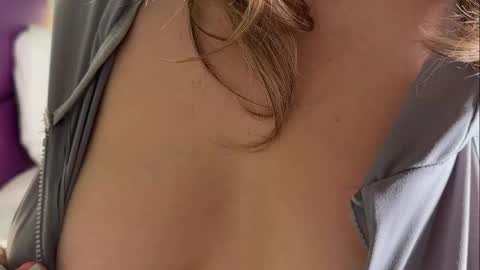 Snapshot of telladreamer_ chatting on May 2026 02:45:01 PM Tella online show from May 2026 02:45:01 PM