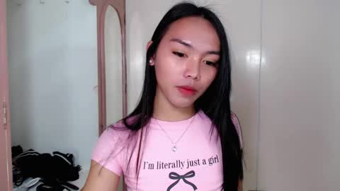 Snapshot of temptmebabyx chatting on April 2026 03:55:01 AM YOGIRL MAXINE online show from April 2026 03:55:01 AM