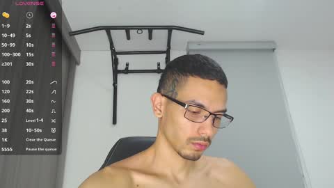 Snapshot of th_russ chatting on January 2025 10:30:02 PM INSTAGRAM Th1rss online show from January 2025 10:30:02 PM