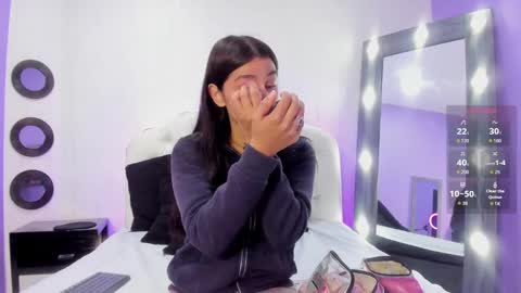 Thayla online show from October 2025 01:34:02 PM
