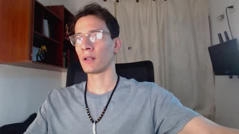 Snapshot of thebeatles18 chatting on November 2025 04:44:01 AM Axel online show from November 2025 04:44:01 AM