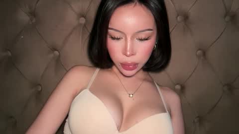 Elle  dont forget to folloW me and thumbs up online show from March 2026 05:35:02 AM