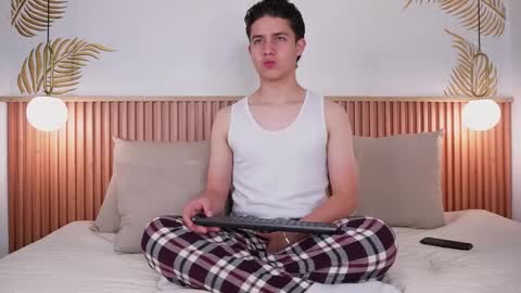 Snapshot of theohawke_ chatting on January 2025 01:14:02 PM THEO- MATEO online show from January 2025 01:14:02 PM