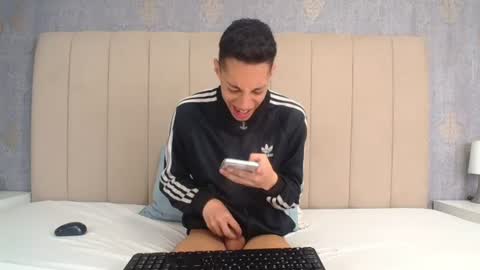 Snapshot of thiagos19 chatting on June 2026 01:10:01 PM Thiago online show from June 2026 01:10:01 PM