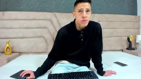 Snapshot of thiagos19 chatting on June 2026 01:25:01 PM Thiago online show from June 2026 01:25:01 PM