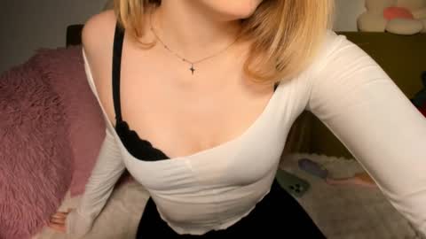 Snapshot of thisisamelia chatting on February 2025 03:49:01 PM Amelia shows on mondays fridays and sundays if anything changes im giving updates on my fansly online show from February 2025 03:49:01 PM