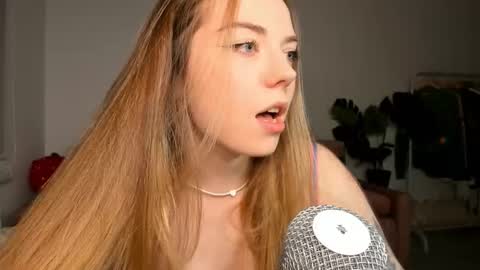 Snapshot of thisisamelia chatting on March 2025 04:46:01 PM Amelia shows on mondays fridays and sundays if anything changes im giving updates on my fansly online show from March 2025 04:46:01 PM