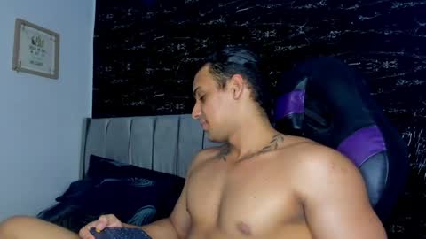 Snapshot of thomas__wayne chatting on May 2026 06:58:02 PM Thomas online show from May 2026 06:58:02 PM
