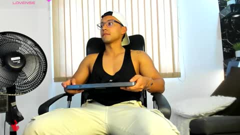 Snapshot of thomas_scot1 chatting on November 2025 01:00:02 PM T H O M A S online show from November 2025 01:00:02 PM