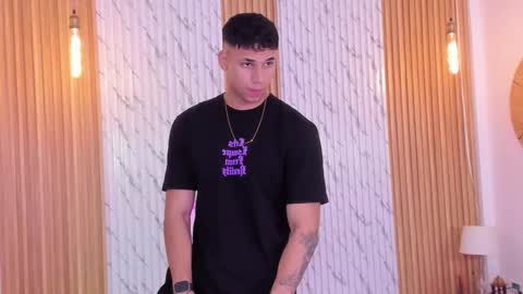 Snapshot of thomas_walker0 chatting on October 2025 12:28:01 PM Thomas online show from October 2025 12:28:01 PM