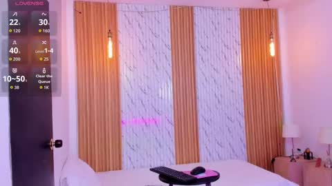 Snapshot of thomas_walker0 chatting on October 2025 12:20:01 PM Thomas online show from October 2025 12:20:01 PM