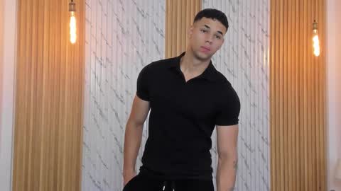 Snapshot of thomas_walker0 chatting on November 2025 11:42:02 AM Thomas online show from November 2025 11:42:02 AM