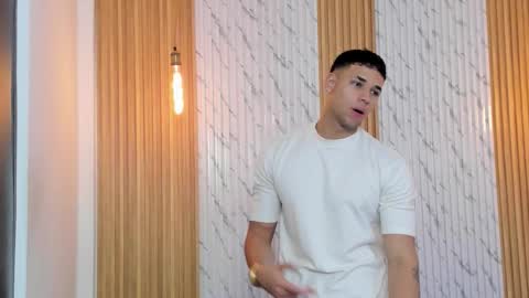 Snapshot of thomas_walker0 chatting on November 2025 11:32:02 AM Thomas online show from November 2025 11:32:02 AM