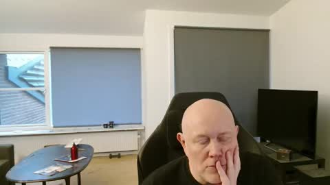 thomash32 online show from October 2025 03:25:01 PM