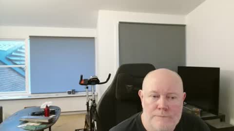 thomash32 online show from November 2025 06:44:01 AM