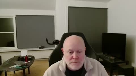 thomash32 online show from November 2025 10:41:02 PM