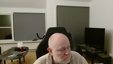 thomash32 online show from November 2025 10:18:02 PM