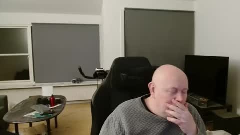 thomash32 online show from November 2025 09:30:02 PM