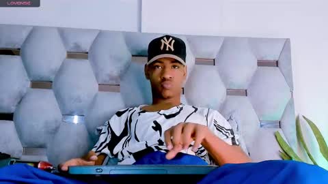 tiago_xxx_ online show from October 2025 09:06:01 PM