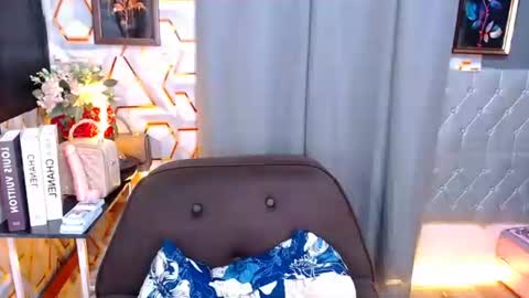 tiarrafoxs online show from May 2026 12:13:02 PM