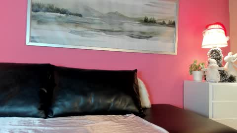 Stefany Suarez online show from December 2025 06:25:02 PM