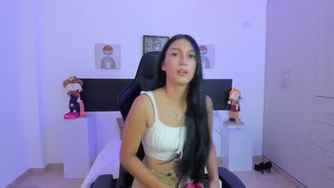 Snapshot of tiiny_peach chatting on November 2025 11:20:02 AM Tiny online show from November 2025 11:20:02 AM