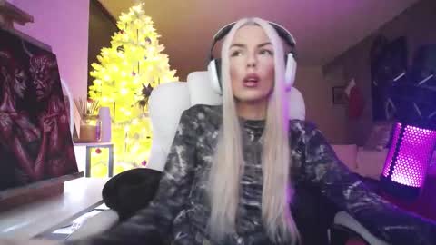 stage Kylie Sinner  brand CLITBAIT online show from December 2025 10:29:01 PM