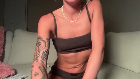 tinytayy online show from June 2026 03:42:01 AM