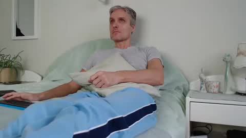 Daniel Bisexual uncut 20cm online show from December 2024 08:22:02 AM