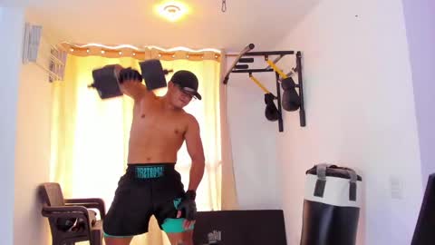 Snapshot of tom_kingfit chatting on December 2024 05:33:02 PM SPORTSFIT29 online show from December 2024 05:33:02 PM