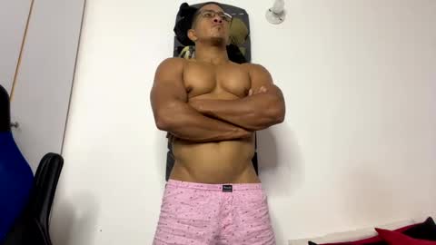 Snapshot of tom_kingfit chatting on February 2025 12:49:02 AM SPORTSFIT29 online show from February 2025 12:49:02 AM