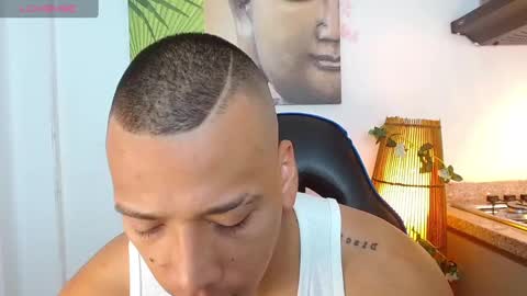 Snapshot of tom_muscle1 chatting on January 2025 12:18:01 PM Tom muscle1 online show from January 2025 12:18:01 PM