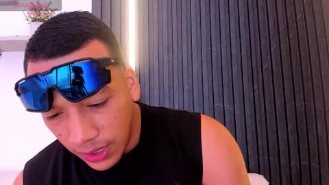 Snapshot of tom_muscle1 chatting on November 2025 12:18:02 PM Tom muscle1 online show from November 2025 12:18:02 PM