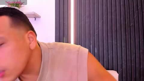 Snapshot of tom_muscle1 chatting on November 2025 12:29:02 PM Tom muscle1 online show from November 2025 12:29:02 PM