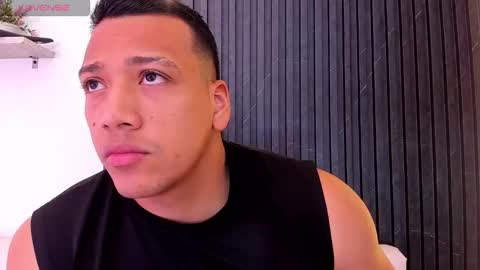 Snapshot of tom_muscle1 chatting on November 2025 11:55:02 AM Tom muscle1 online show from November 2025 11:55:02 AM