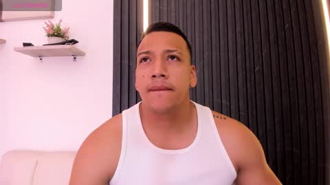 Snapshot of tom_muscle1 chatting on November 2025 12:05:01 PM Tom muscle1 online show from November 2025 12:05:01 PM