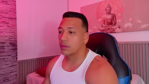 Snapshot of tom_muscle1 chatting on November 2025 12:05:01 PM Tom muscle1 online show from November 2025 12:05:01 PM