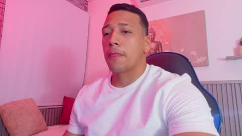 Snapshot of tom_muscle1 chatting on November 2025 11:46:02 AM Tom muscle1 online show from November 2025 11:46:02 AM