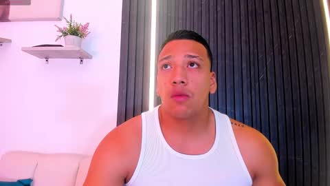 Snapshot of tom_muscle1 chatting on November 2025 12:42:01 PM Tom muscle1 online show from November 2025 12:42:01 PM