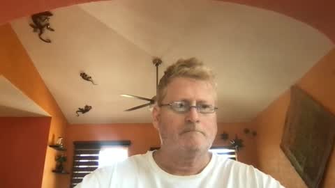 Snapshot of tomascausa chatting on April 2026 09:41:02 PM Hola online show from April 2026 09:41:02 PM