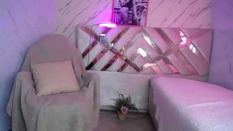 Snapshot of tomoe_b chatting on December 2024 03:25:02 AM leyla online show from December 2024 03:25:02 AM