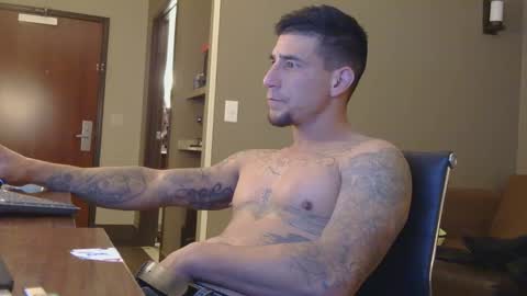 Snapshot of toomuchsmoke chatting on January 2025 03:32:02 AM toomuchsmoke online show from January 2025 03:32:02 AM