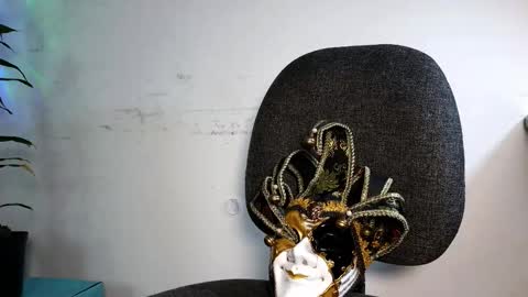 Enzo Moretti online show from November 2025 01:44:01 AM