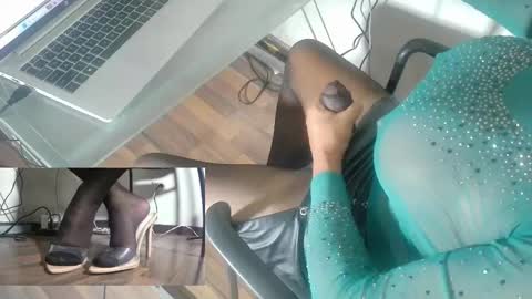 Snapshot of trans_selena chatting on March 2026 04:33:01 PM Sexy Selena 1203 online show from March 2026 04:33:01 PM