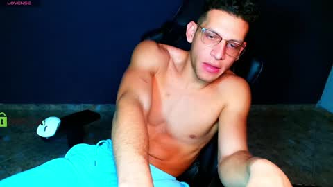 Snapshot of travisdiamonds chatting on January 2025 01:00:02 AM TRAVIS. online show from January 2025 01:00:02 AM