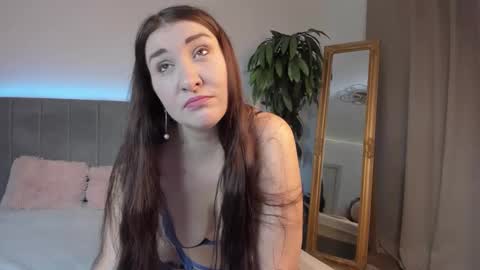 Mia online show from October 2025 06:10:02 AM