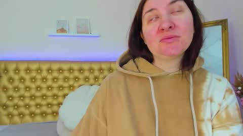 Mia online show from April 2026 05:04:02 AM