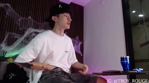 Troy online show from October 2025 07:47:02 PM