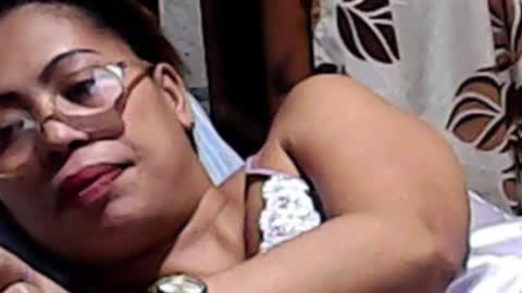 Snapshot of truefilipinabeauty chatting on October 2025 01:21:01 PM emily online show from October 2025 01:21:01 PM